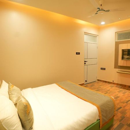 Dashrath Inn Near Ramjanmbhoomi Ayodhya Buitenkant foto